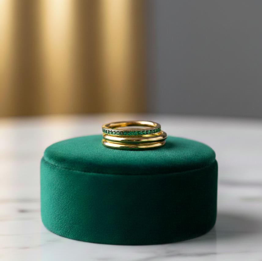 Anillo Entrelazado con Piedras Verdes en Acero Inoxidable