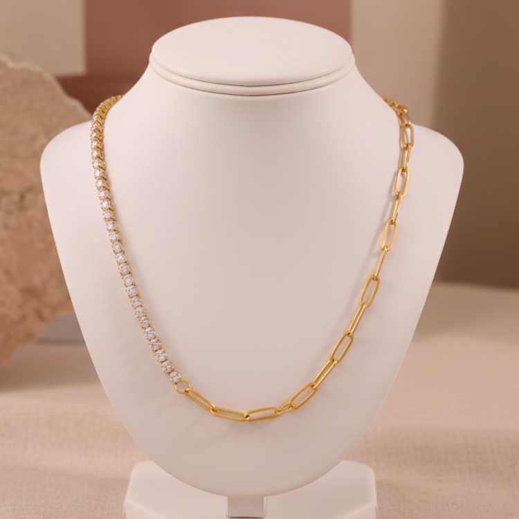 gargantilla estilo tennis con cristales brillantes y el derecho es una cadena de eslabones rectangulares tipo paperclip dorados. Joyería de tendencia en acero inoxidable con baño de oro 18k para mujer