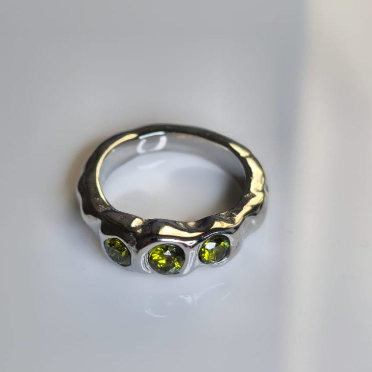 Anillo de acero inoxidable con piedras verdes resistente al agua