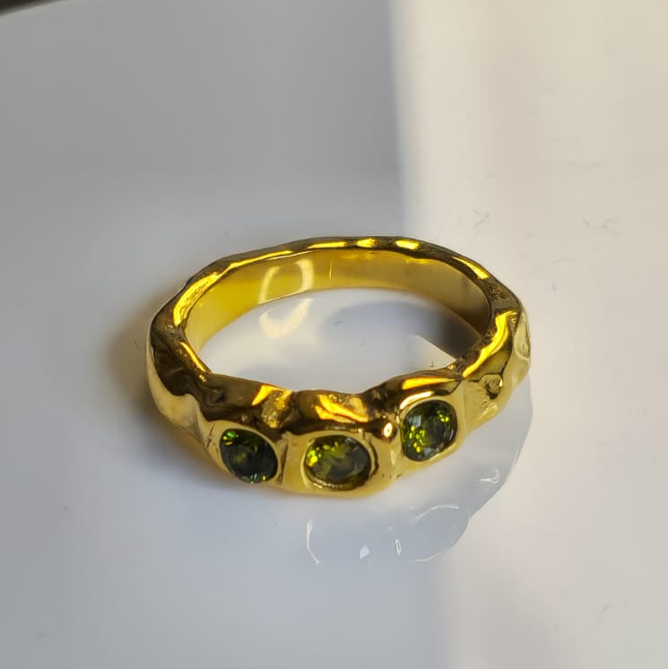 Anillo de acero inoxidable con piedras verdes resistente al agua